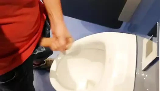 Alışveriş merkezindeki umumi tuvalette riskli mastürbasyon