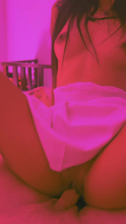 Bir yarağın tadını çıkarıyor ve orgazm oluyor