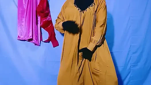 Hintli evli kadın makinede dikiş dikiyor ama başka düşünceleri de var