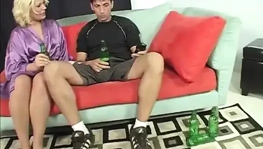 Sevimli sarışın hatun sert amcık sikişinin ardından döl yutuyor