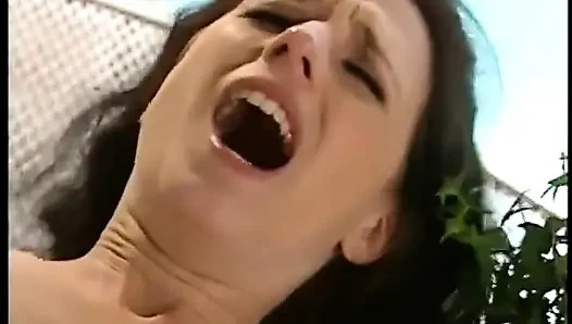 Harika vücutlu ateşli esmer kadın amını masaya siktiriyor, yüze boşalma alıyor