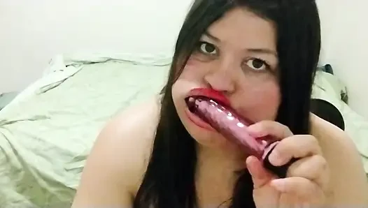 Bridivine dildo oyuncağını emiyor