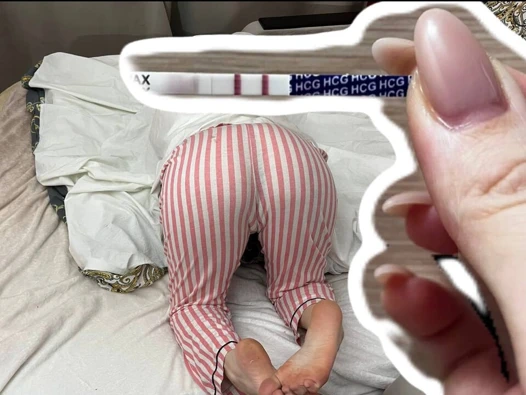 Üvey kız kardeşini hamile bırakmak için tuzağa düşürdü. Gerçek bir hamilelik. Hamilelik Testi