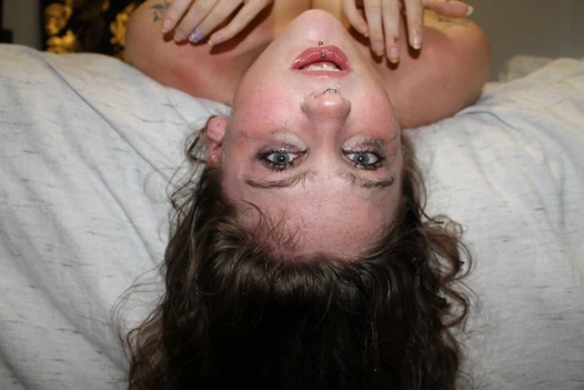 Aşırı ıslak derin gırtlak sikişi - ağzına boşalma