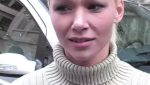 Güneşli alakarga olduğunu bir genç hissi