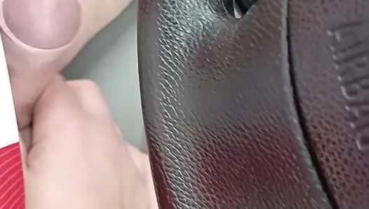 Yolculuğa çıkarken bana mastürbasyon yapıyor ve gösteriş yapıyor
