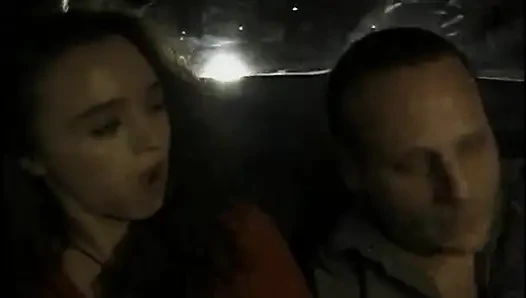 İki azgın orta yaşlı seksi kadın şanslı bir yarağı paylaşıyor