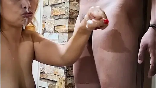 Üvey annem ağzıma boşalana kadar sikime sakso çekiyor