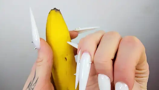 Uzun beyaz tırnaklar yarak gibi muzu tırmalıyor ve parçalıyor