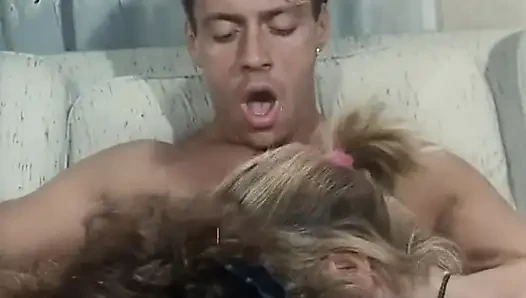 İki azgın hatun için anal sikişiyor