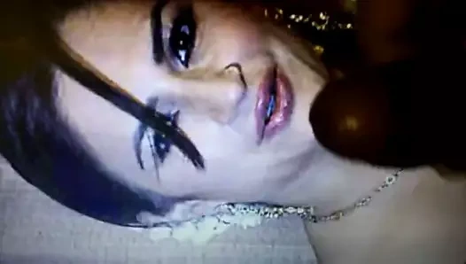 Orta yaşlı seksi kadın kunika sürtük yüzüne boşalıyor