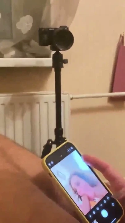 SexWife, yabancı bir adam tarafından sikilirken koca boynuzlu kocasıyla telefonda konuşuyor | Bölüm 3