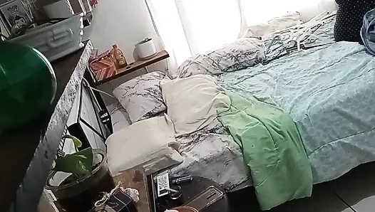 Olgun orta yaşlı seksi kadın odasını temizliyor 1