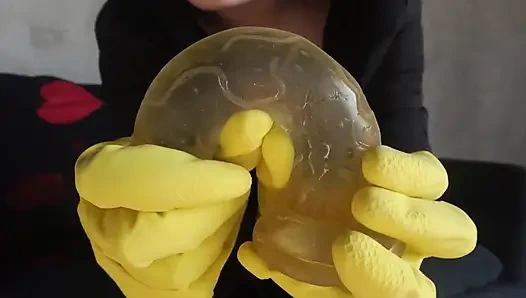 Üvey kız kardeşim sarı bulaşık eldivenleri giyen ıssız bir yerde