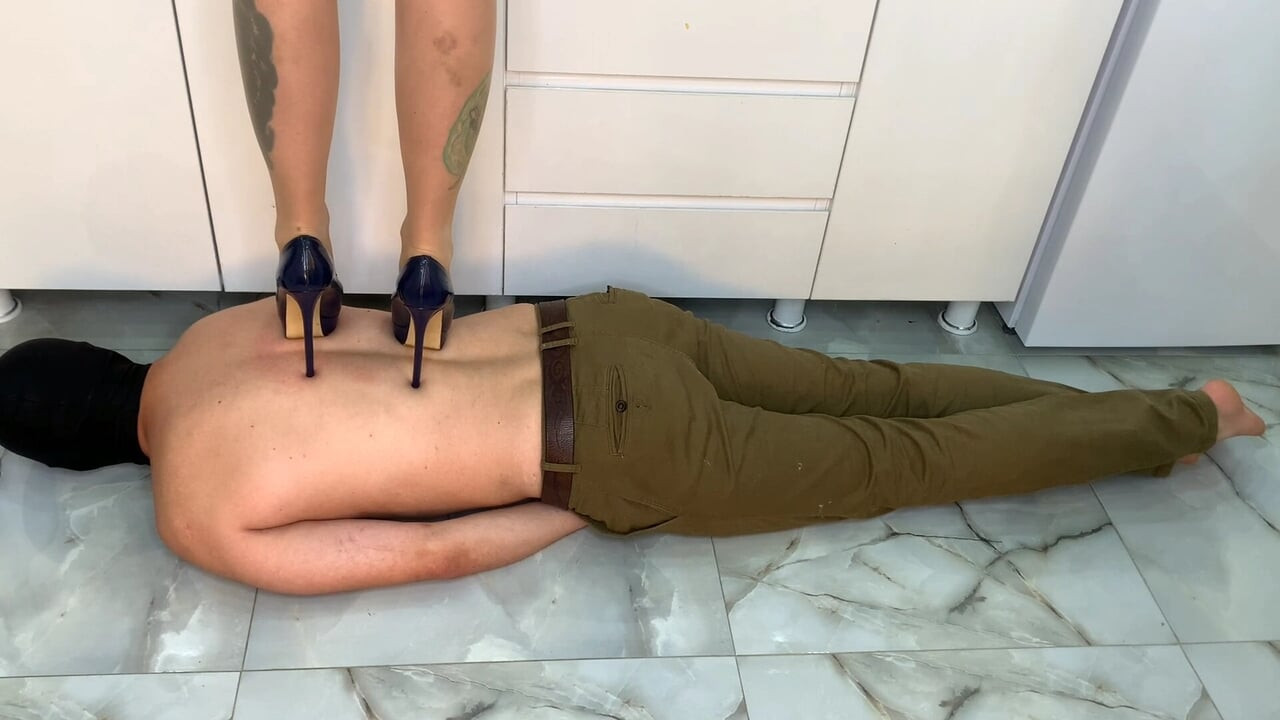 Trampling. Dominatrix Nika'nın ağırlığını ve gücünü hissedin