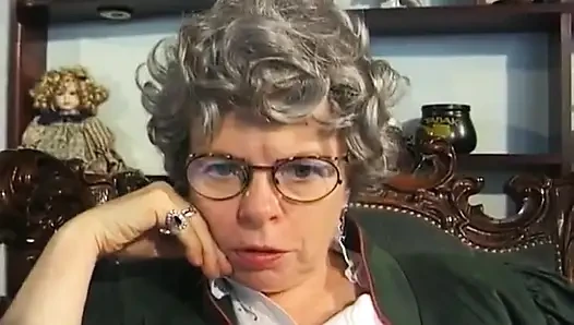 Yalnız Alman nine amını parmaklıyor