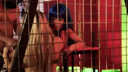 Babes içinde fetiş kıyafetler almak çift nüfuz içinde grup seks