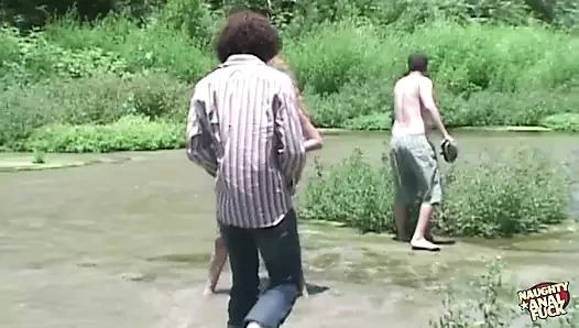 Muhteşem esmerle anal dörtlü seks derin döllemeler, kalın bir yüze boşalma ve çifte penetrasyonla sonuç verir.