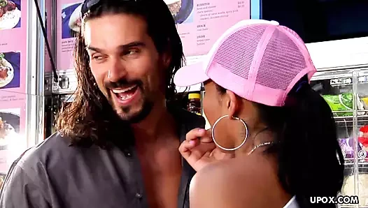 Zenci güzel Emy Reyes açık havada emiliyor ve sikiliyor.