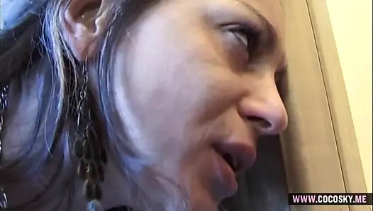 Çoraplı ve jartiyerli olgun sarışın orta yaşlı seksi kadın sikiliyor