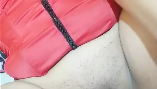 Arkadaşımın odasına yürüdüm ve tangasını yatakta buldum. Dalga varken kendime dokunmaya başladım