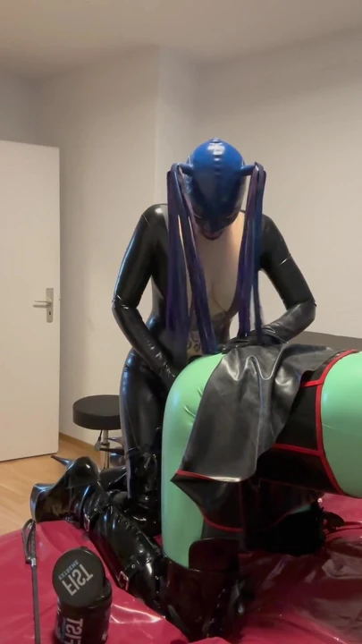 Эмоциональный момент из "Любовь латекса: госпожа Lea трахает сисси в латексе своим огромным членом"