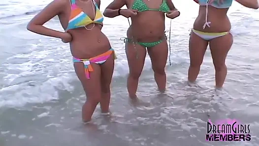 Üç ateşli kız halka açık bir plajda sevişiyor ve üstsüz oluyor
