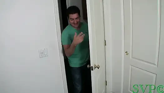 Üvey erkek kardeş üniversiteden eve sigara içen üvey kız kardeş tarafından baştan çıkarılıyor