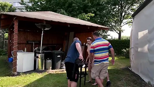 Küçük memeli esmer açık havada ağzına püskürtülür