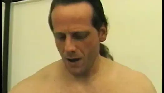 Büyük garajlı sarışın puma ağız müziği çalmayı seviyor