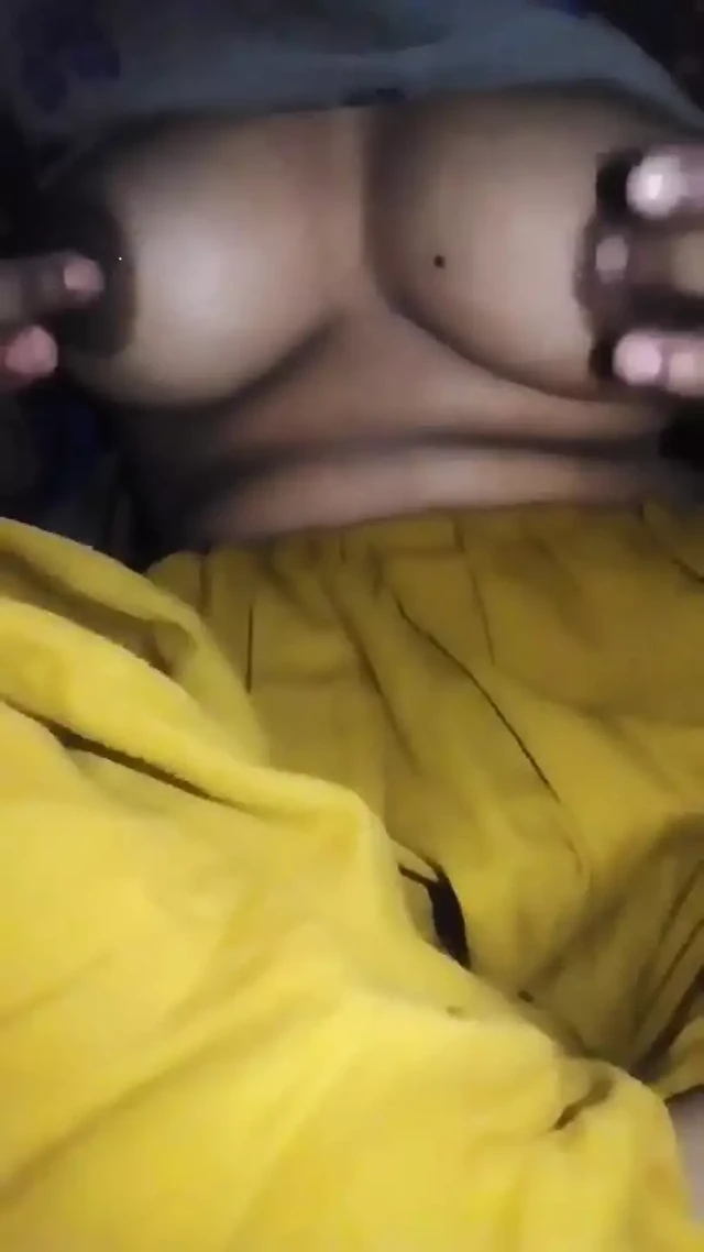 Девушка дези мастурбирует