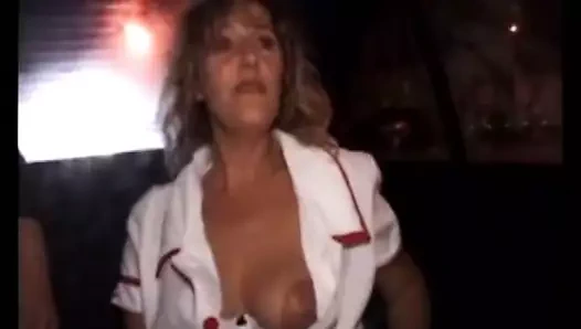 Anais arabada yapay penis ile oynuyor