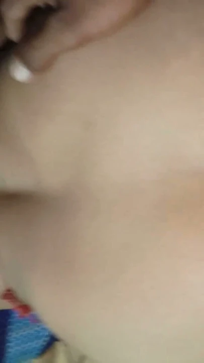 Hintli liseli kız 18+ Hintçe edepsizce konuşuyor ve anal bekaretini kaybediyor | Klip 2