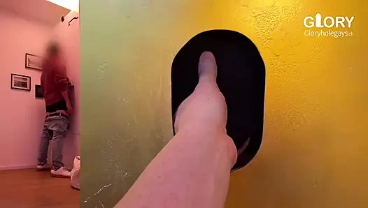 Altın duvar deliği: Genç sert kuyruklu adam önce boğazımı fışkırtıyor ve sonra bisküviye xxl döl attırıyor