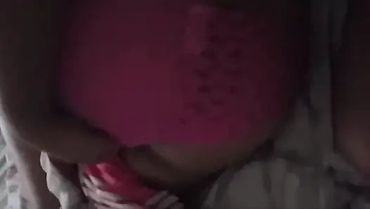 Je filme ma demi-sœur sans qu’elle ne s’en rende compte, je la caresse et lui mets la main