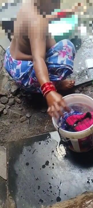 Baldız açıkta banyo yapıyor ve yakalandı