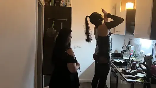Baskın orta yaşlı seksi kadın mutfakta lateks sub'un götünü genişletiyor