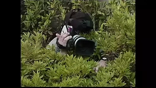 Güzel memeli sarışın orta yaşlı seksi kadın arabada prezervatifle sikiliyor