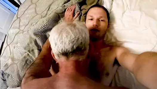 Baba çocuğu jakuziye çekiyor ve sonra götünü çiğ sikiyor