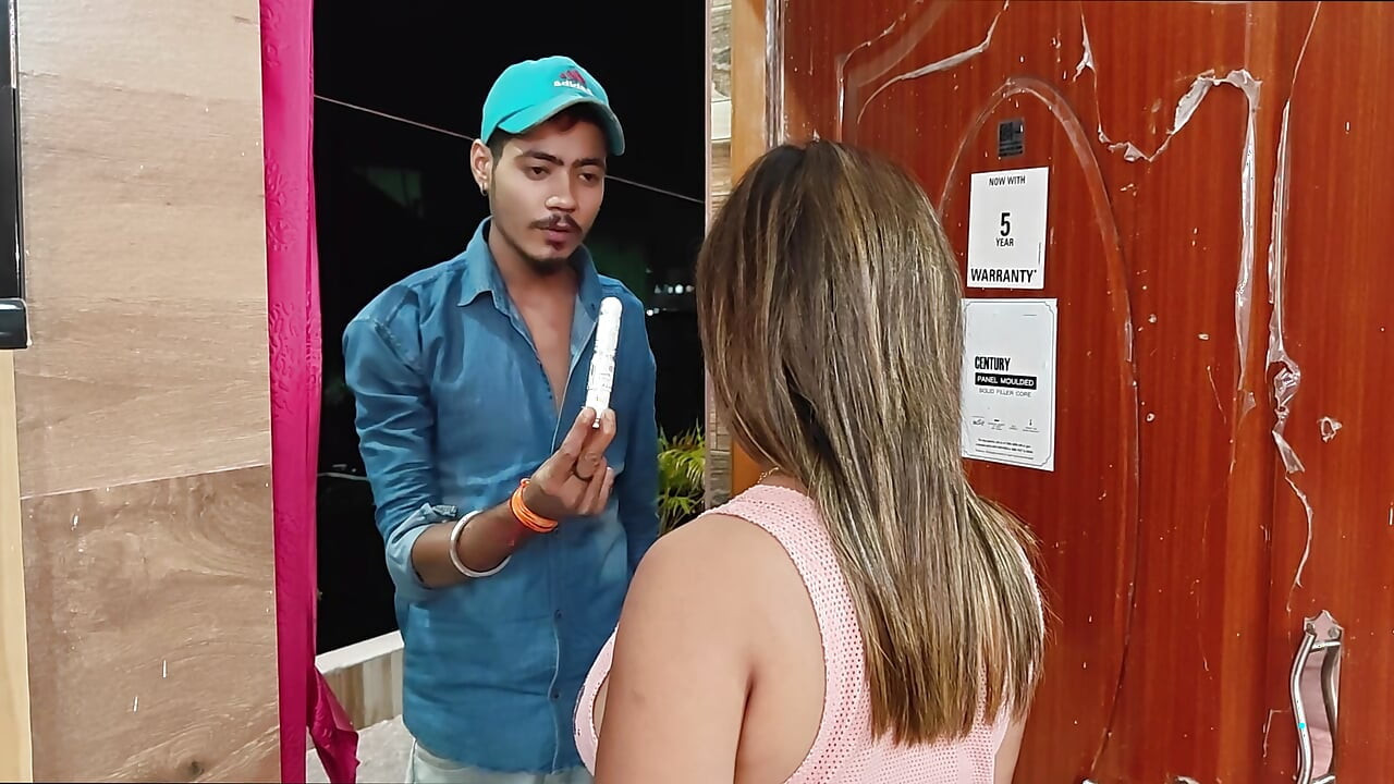 Üniversite öğrencisi satıcı tina nandy ile sert seks yapıyor