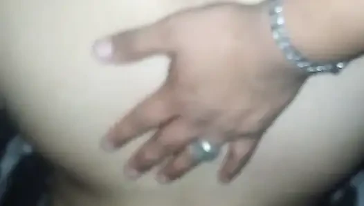 Emmeye başladım ve domalarak sikilmeyi bitirdim, göte boşalma