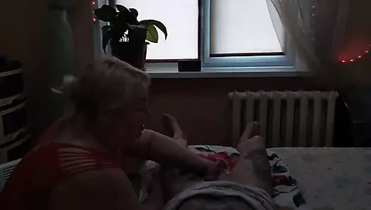 Döle aç üvey anne yumurtaları boşaltıyor ve kalın döl yutuyor