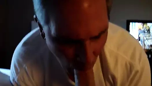 Evli itaatkar saksocu oda servisi veriyor