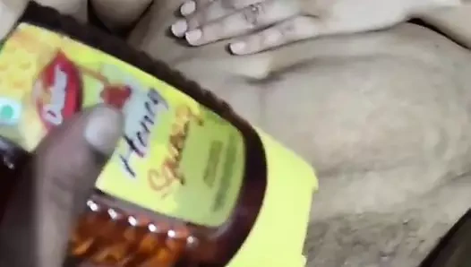 Ona biraz bal yalatıyor