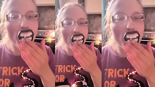 Asmr uzun sarışın saç fırçalıyor