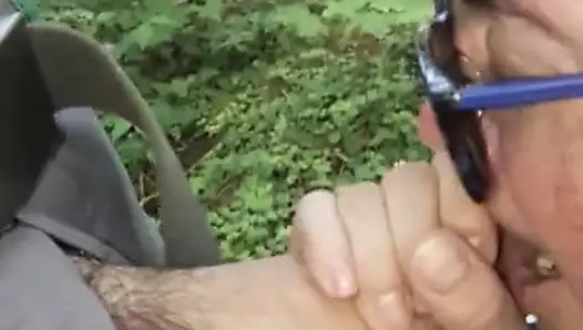 Sandra beni bir ormanın kenarında emiyor