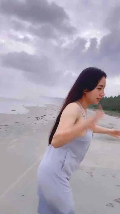 Прогулка по пляжу, наслаждаясь красотой океана