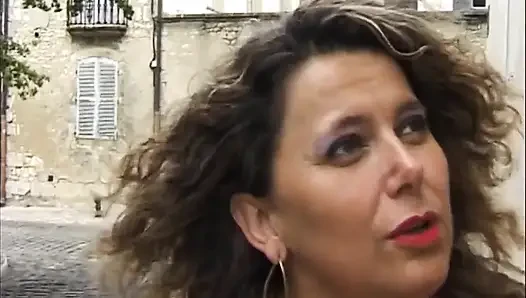 İri göğüslü olgun orta yaşlı seksi kadınlar vahşi grup oyununda teşhir ediyor ve parmaklıyor