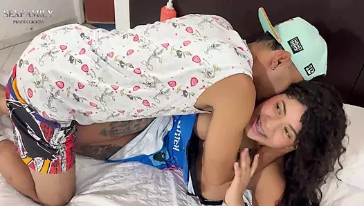 Üvey kız kardeşimin boynunda ve sırtında ağrı var ve ona seksle biten güzel bir masaj yapıyorum