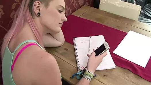 Sevimli üvey kız Carly Rae üvey babası Luke Hotrod tarafından sikiliyor